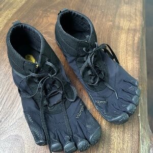 Vibram V-Trek shoes men’s size 9.5-10 Eu 43